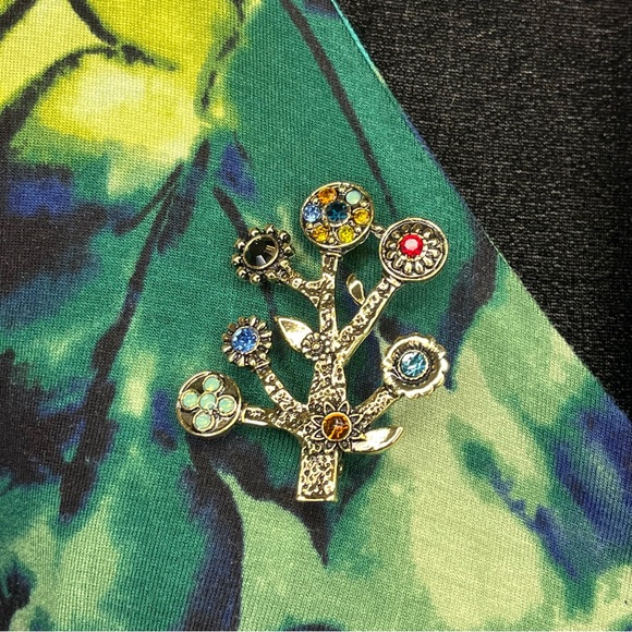Jewelry - A Vintage-Inspired Tree of Life Brooch Pin Gold Tone Metal Finish